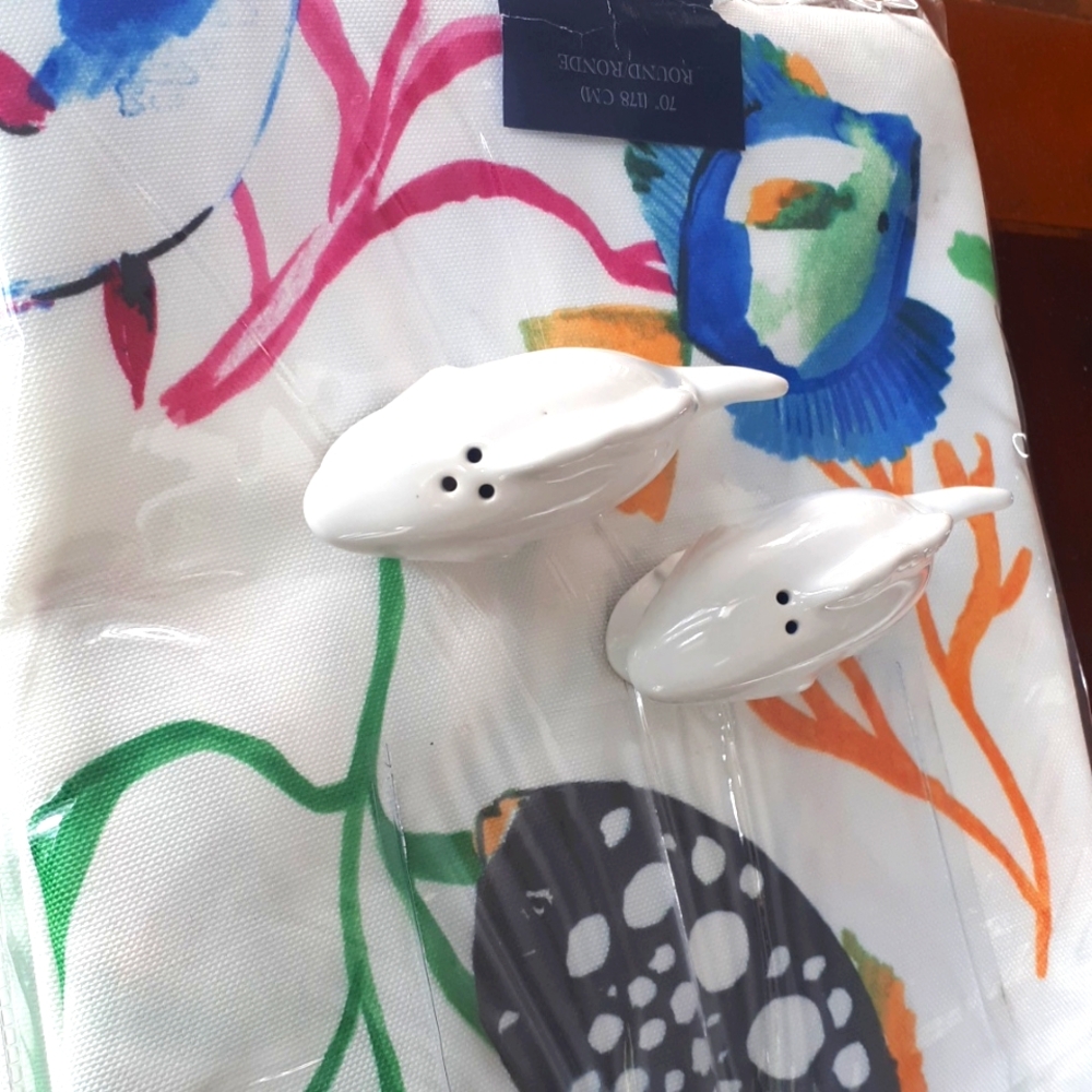 Fish salt and pepper shakers